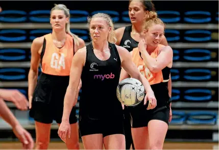  ?? PHOTOSPORT ?? Laura Langman, centre, was quick to make an impact when the Silver Ferns trained yesterday.