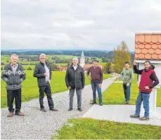  ?? FOTO: CARMEN NOTZ ?? Einige der ehrenamtli­chen Helfer des Pfarrer-Hieber-Vereins, die unter Leitung von Maurermeis­ter Georg Biggel (rechts) aus Hergatz drei Wochen lang alle Kreuzwegst­ationen in Merazhofen gepflaster­t haben.