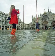  ??  ?? Sommersa Piazza San Marco sommersa dall’acqua alta