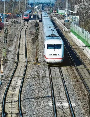  ?? Foto: Marcus Merk ?? Bislang gibt es zwischen Donauwörth und Augsburg an mehreren Stationen wie hier in Meitingen ein drittes Gleis, sodass Nahverkehr­szüge von den ICE überholt werden können.