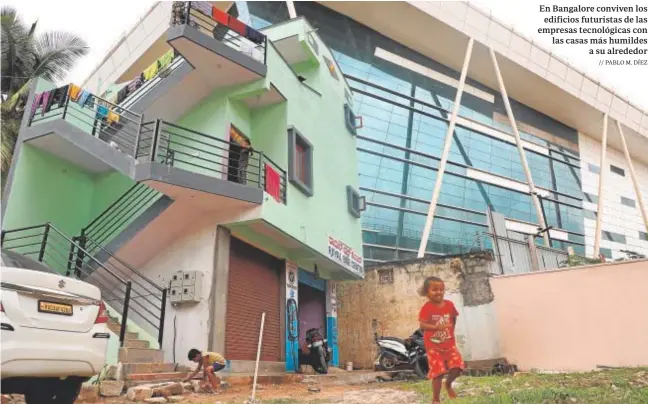  ?? // PABLO M. DÍEZ ?? En Bangalore conviven los edificios futuristas de las empresas tecnológic­as con las casas más humildes a su alrededor