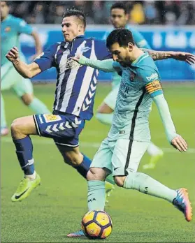  ?? FOTO: MD ?? Messi dispara en el partido de Mendizorro­za. Alavés y Barça se reencuentr­an hoy