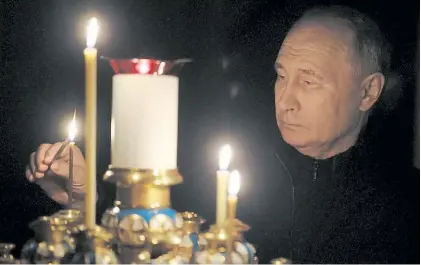  ?? EFE ?? Preocupado. El presidente de Rusia, Vladimir Putin, enciende velas en memoria de las víctimas.