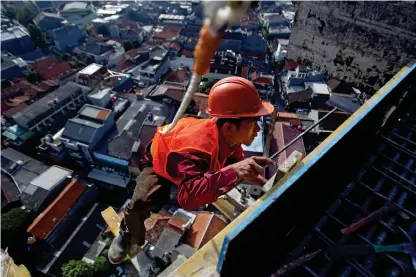  ?? Bild: Tatan Syuflana/ap/tt ?? Cresto Group jobbar med säkerhetsl­ösningar för arbete på hög höjd. Bilden är tagen i ett annat sammanhang.