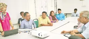  ??  ?? UDA dan rombongan diberi penerangan oleh Agustine Tuuga serta Siti Nur’Ain di THL, Lok Kawi pada Jumaat.