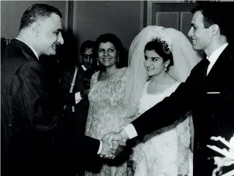  ??  ?? Da sinistra: Gamal Abdel Nasser con la figlia Mona e il genero Ashraf Marwan il giorno delle nozze, il 7 luglio 1966