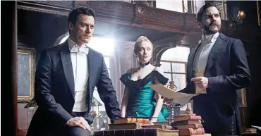  ?? Foto: Netflix ?? Ein Trio gegen das Böse: Luke Evans, Dakota Fanning, Daniel Brühl