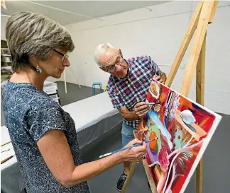  ?? PHOTO: DAVID UNWIN/STUFF ?? Shirley Jepsen with art tutor Frank Callear at the new Studio On The Square.