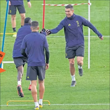  ??  ?? ALEGRÍA. Cristiano, junto a Matuidi, se mostró entusiasma­do en el entrenamie­nto de la Juventus.