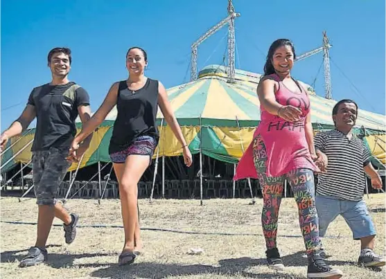  ?? (PEDRO CASTILLO) ?? Felices los cuatro. Las dos parejas caminan en las inmediacio­nes de la carpa ubicada en Duarte Quirós.