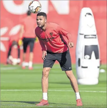  ??  ?? En Nesyri se ejercita con el balón en un entrenamie­nto reciente con el Sevilla.