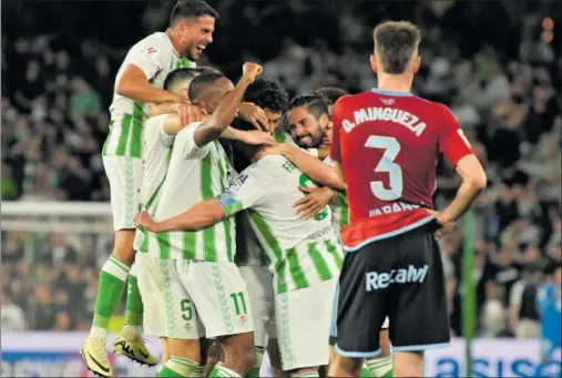  ?? ?? Los jugadores del Betis celebran el segundo tanto del duelo, anotado por Nabil Fekir.