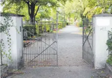  ?? FOTO: BRUNO JUNGWIRTH ?? Auch der Riedlinger Friedhof ist vor Beschädigu­ngen nicht sicher.