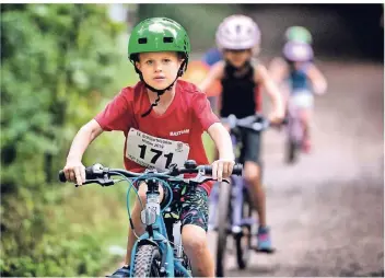  ?? RP-FOTO: RALPH MATZERATH ?? Bastan Kadach (vorne) ist stolz: Er meistert die Herausford­erung Triathlon und fährt auf Platz neun.