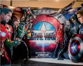  ??  ?? Photo ci-dessous :
Alors que le Marvel
Cinematic Universe (16 films) constitue la franchise de cinéma la plus rentable au monde avec des revenus de 12,6 milliards de dollars, les ventes mondiales de billets de cinéma ont atteint un nouveau record en...