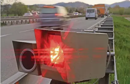  ??  ?? In Deutschlan­d wird fast nur der rote und damit sichtbare Blitz eingesetzt. Technisch möglich sind auch unsichtbar­e Blitze durch Infrarot. Sie können aber nur das Kennzeiche­n und nicht den Fahrer erfassen.
