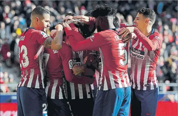  ?? FOTO: EFE ?? El conjunto rojiblanco dejó los tres puntos en el Metropolit­ano gracias a un tanto de Griezmann desde el punto de penalti en el segundo tiempo