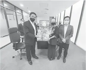  ??  ?? KUNJUNGAN: Abdul Karim (kiri) bersama Jane dan Hii (kanan) semasa kunjungan hormat ke pejabatnya semalam.