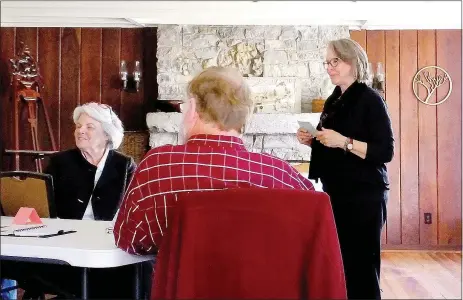  ?? Lynn Atkins/The Weekly Vista ?? Linda Hughes (standing) presents a few tips to the members of the Village Lake Writers and Poets about writing memoirs.