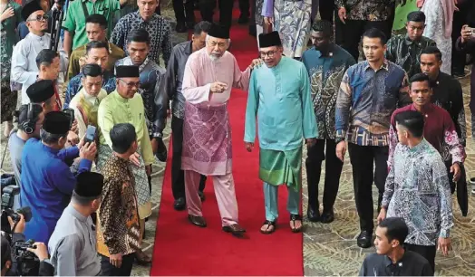  ?? ?? Celebratin­g diversity: anwar (centre) and Tun Juhar (left) attending the nationalle­vel hari raya Open House. — Bernama