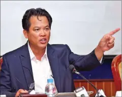  ??  ?? Royal Academy of Cambodia president Sok Touch speaks at the academy on November 21, 2017.