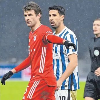  ?? FOTO: JOHN MACDOUGALL/DPA ?? Auch Sami Khedira (rechts) konnte in seinen zehn Minuten Spielzeit die Berliner Niederlage nicht verhindern, Thomas Müllers Münchner waren wieder mal einen Tick stärker.