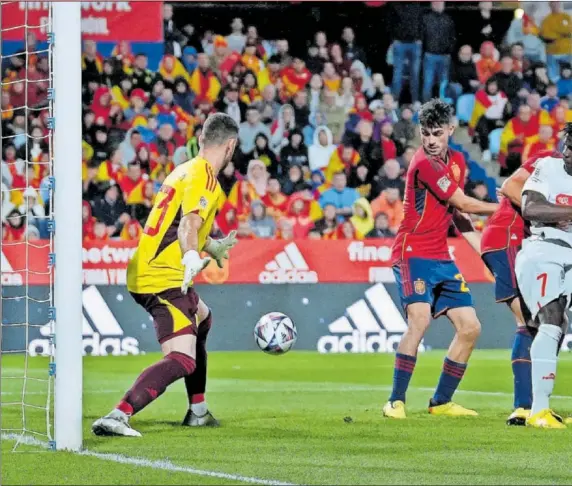  ?? ?? Suiza logró la victoria tras un nuevo saque de córner en el que Akanji remató y el balón rebotó finalmente en Eric Garcia, que estaba presionado por Embolo.