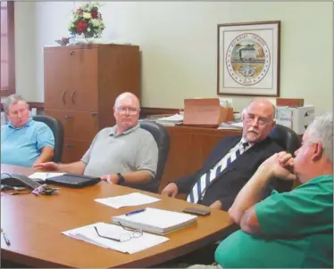  ?? Agnes Hagin/SJ ?? Mayor Steve Miller, second right, and Rockmart city council members meet in a recent work session to discuss new ideas and programs for the next four years.