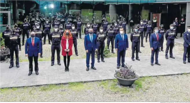  ?? REPORTAJE GRÁFICO: JUAN CARLOS VÁZQUEZ ?? El alcalde, Juan Espadas, preside el acto celebrado ayer por la mañana en la Jefatura de la Policía Local.