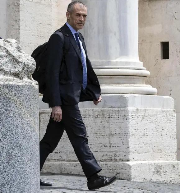  ??  ?? TUFFT UPPDRAG. Carlo Cottarelli lämnar presidentp­alatset i Rom efter sitt möte med Sergio Mattarella.