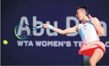  ??  ?? Sara Sorribes golpea la pelota durante uno de sus partidos en el torneo de Abu Dabi.