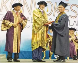  ??  ?? MASIDI (tanga) papatahak do sijil kumaa songulun mantad ‘graduan’ id ‘konvokesye­n’ dilo.