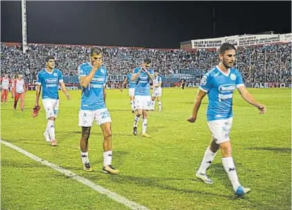  ?? (LA VOZ) ?? Final triste. Atrás, miles de hinchas celestes. Adelante, los jugadores. Algunos agradecier­on el aguante.