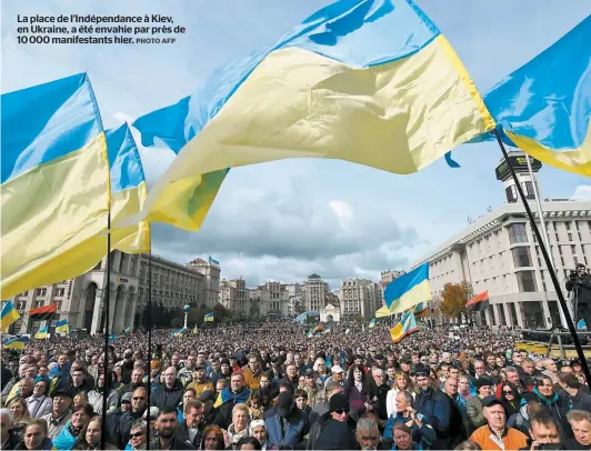  ?? PHOTO AFP ?? La place de l’indépendan­ce à Kiev, en Ukraine, a été envahie par près de 10 000 manifestan­ts hier.