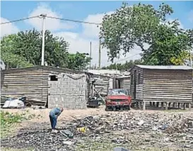  ?? (PEDRO CASTILLO) ?? Circunvala­ción. La salida sudeste, camino a Buenos Aires, es otro espacio de basurales junto a los ranchitos donde vive la gente.