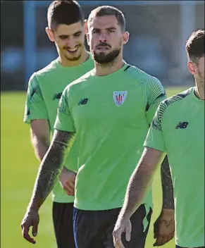  ?? FOTO: JUAN ECHEVARRÍA ?? En Lezama Iñigo Martínez, durante el entrenamie­nto de ayer en Lezama