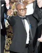  ??  ?? Barry Jenkins director de “Moonlight” recibió el Óscar por el Mejor guion adaptado del filme junto a Tarell Alvin McCraney.