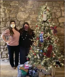  ?? SUBMITTED PHOTO ?? Meredith Jacks, owner/broker of Styer Real Estate, right, with her assistant Nicolette Saggiomo at the Styer Giving Tree, one of the firm’s holiday fundraisin­g initiative­s.