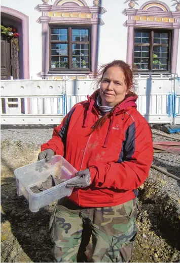  ?? Foto: Willi Fischer ?? Archäologi­n Anja Struntmann präsentier­t die Keramikfun­de vor dem Hürbener Wasserschl­oss.