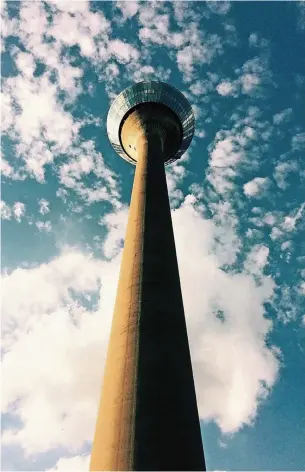  ??  ?? Rheinduell-Nutzer Else hat für dieses Foto des Fernsehtur­ms im Medienhafe­n eine besondere Perspektiv­e eingenomme­n und sich direkt unter den Turm gestellt.