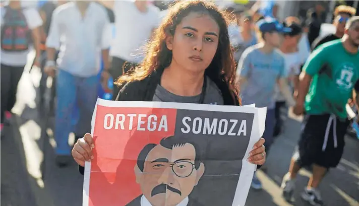  ??  ?? ► En las manifestac­iones contra el gobierno nicaragüen­se se han visto carteles en los que se compara a Daniel Ortega con Anastasio Somoza.