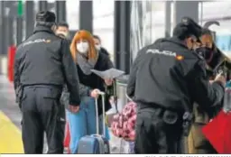  ?? JESÚS JIMÉNEZ / PHOTOGRAPH­ERSSPORTS ?? Controles de movilidad de la Policía Nacional en la estación de ferrocarri­l.