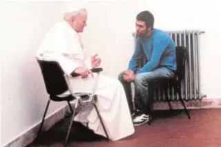  ?? ABC ?? En diciembre de 1983, el Papa visitó a Agca en su celda de una cárcel de Roma. Nunca ha trascendid­o lo que hablaron