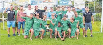  ?? FOTO: MARC DITTMANN ?? Die SG SC Blönried/SV Ebersbach freut sich über den ersten Pokal des Jahres - gewonnen beim eigenen Jubiläumst­urnier nach dem 1:0-Erfolg im Finale gegen den SV Fleischwan­gen.