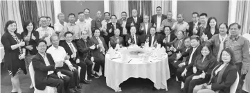  ??  ?? Masir (seated, sixth left), Entulu (seated, seventh right), Entri (seated, fourth left), Nyallau (seated, fifth right) and Banyi (seated, sixth right) join Soon Koh (seated, middle) and other PSB leaders in this photo call.