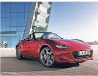  ??  ?? Für alle, die den ultimative­n Fahr-Kick lieben: der Mazda MX-5 Roadster.