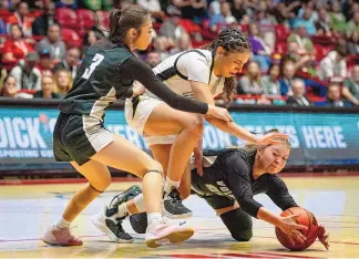  ?? JON AUSTRIA/JOURNAL ?? Volcano Vista’s Faith Ortiz, left, and Mila Espinoza, right, and Hobbs’ Bhret Clay battle for a loose ball during Saturday’s 5A girls state championsh­ip game at the Pit.