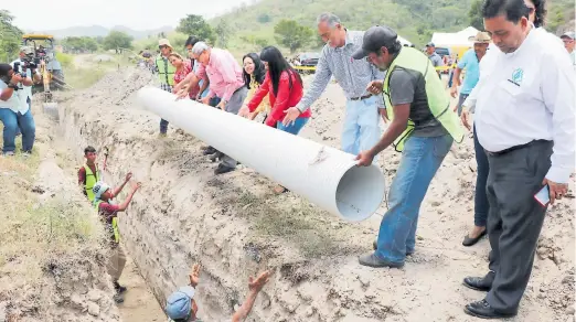  ?? EFRAÍN V. MOLINA. ?? ACTO. Autoridade­s municipale­s y empresario­s de Choloma colocan el primer tubo del proyecto sanitario del sector sur.