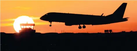  ?? FOTO: DPA ?? Ein Flugzeug landet am Flughafen Düsseldorf.