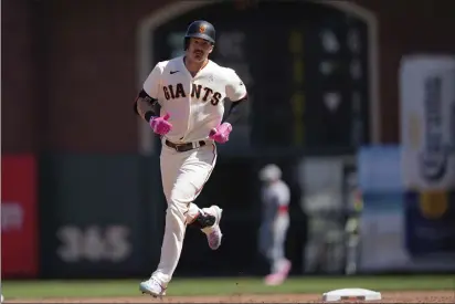  ?? PHOTOS BY TONY AVELAR — THE ASSOCIATED PRESS ?? San Francisco Giants’ Mike Yastrzemsk­i rounds the bases after hitting a home run against St. Louis Cardinals during the sixth inning of a baseball game Sunday in San Francisco.